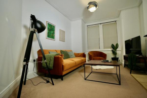 Spacious two-bedrooms house, private parking, contractors, relocators